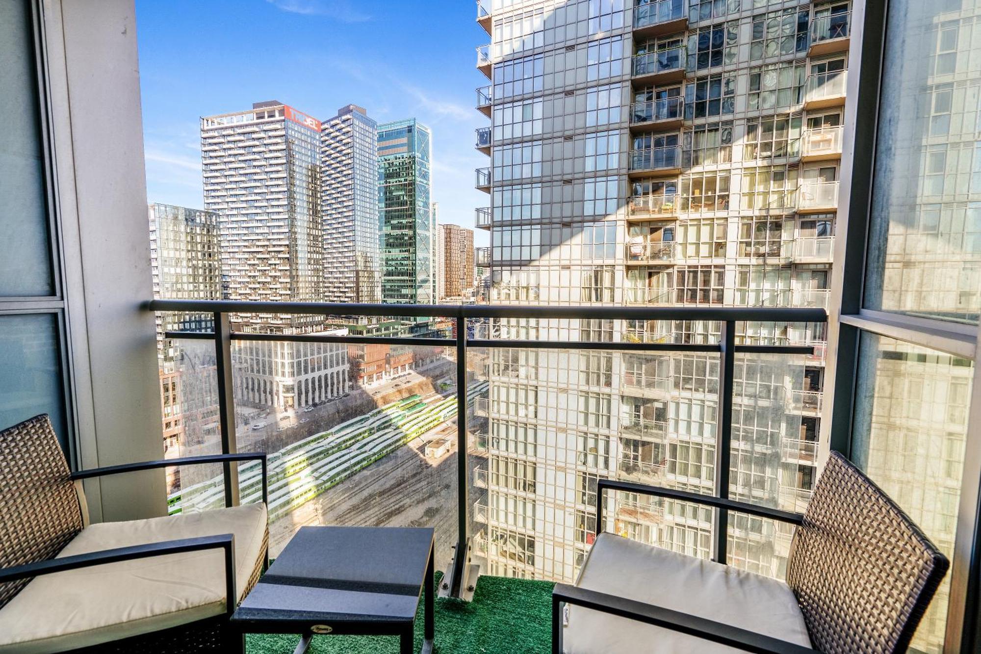 Exquisite Condos By Cn Tower With Parking Toronto Kültér fotó
